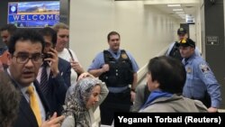 Gužva na aerodromu Dulles nakon što je Donald Trump potpisao uredbu kojom se zabranjuje ulazak državljanima sedam zemalja u SAD, Washington