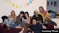 Зейнеп Ибраим кызы с однокурсниками.