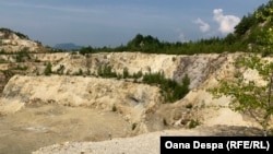 Modificarea Legii mineritului permite redeschiderea unor exploatări fără licență. Activiștii de mediu se tem că este un artificiu care ar duce mai departe încercările de a scoate, cu cianuri, aurul din Roșia Montană.