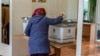 O alegătoare votând la o secție din orașul Ialoveni pentru turul II al prezidențialelor românești. Vineri, 16 mai.