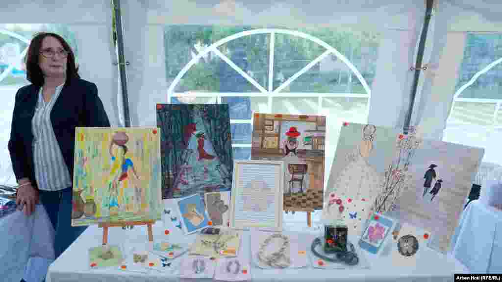 Slike i razglednice na Sajmu osnaživanja.