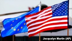 ევროკავშირისა და აშშ-ის დროშები