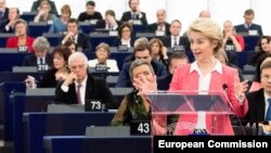 Урсула Фон дер Лайен представя екипа си от еврокомисари пред Европейския парламент в Страсбург