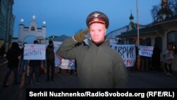 Ostilitatea față de subordonarea unei părți a preoților ucraineni față de Moscova a existat înaintea invaziei rusești. La 8 ianuarie 2018, un grup de demonstranți au criticat la Kiev aprobarea de către biserica pro-rusă a separatismului din Donbas.