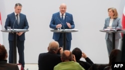 Predsjednici Socijaldemokratske partije Austrije (SPO) Andreas Babler (prvi slijeva), Austrijske narodne stranke (OeVP) Christian Stocker i NEOS-a Beate Meinl-Reisinger u Beču, 27. 2. 2025.