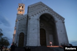 Fotografija pape Franje ispred katedrale Majke Tereze u Prištini, nakon njegove smrti, 21. aprila 2025.