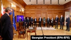 Саломе Самадашвили (в центре) во время церемонии подписания соглашения Мишеля в президентском дворце Орбелиани 19 апреля 2021 г.