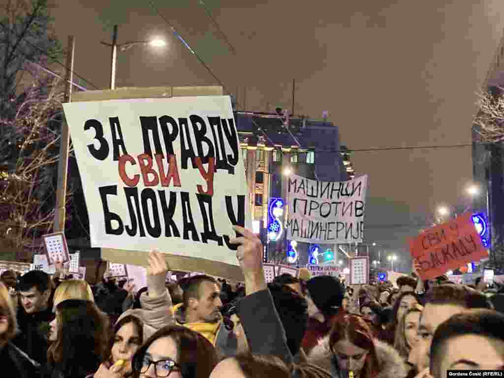 &quot;Za pravdu svi u blokadu&quot;, piše na transparentu koji su nosili studenti na ulici ispred RTS-a.
