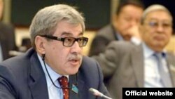 Депутат сената Гани Касымов на пленарном заседании палаты. Астана, 25 июня 2009 года.