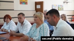 Membri ai Partidului Democrația Acasă, la CEC, în momentul depunerii documentelor pentru înregistrarea la alegerile parlamentare din 28 septembrie 2025.