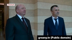 Генерал-лейтенант из Второй службы ФСБ Александр Тачко (справа) во время представления в Чечне нового главы местного Управления ФСБ, март 2016 года