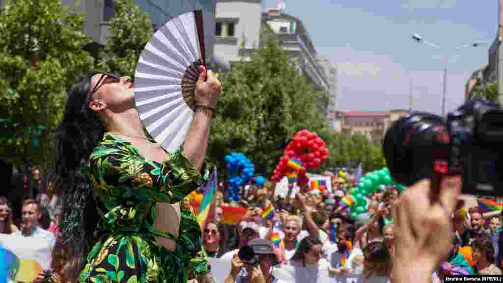 Përveç ambasadorit amerikan, në “Paradën e Krenarisë” janë parë edhe emra të ndryshëm të politikës.