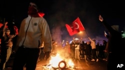 Протестующие выкрикивают лозунги во время столкновений со спецназом во время акции протеста в Стамбуле, Турция, 21 марта 2025 года