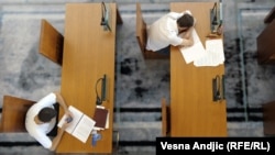 Prema nepotvrđenim informacijama, iz sedam beogradskih fakulteta je rečeno da će za upis na fakultet, pored nove državne mature, biti potreban i test koji bi predstavljao zamenu za sadašnji prijemni ispit. Na fotografiji iz ahrive studenti u Nacionalnoj biblioteci u Beogradu.