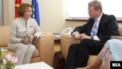 Вицепремиерката за европски прашања Теута Арифи се среќава со евркомесарот за проширување Штефан Филе на 5 септември 2011 во Скопје.