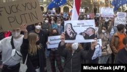 Vlagyimir Putyin ellen és a Kremlt bíráló Alekszej Navalnijért tüntetnek Prágában 2021. április 21-én