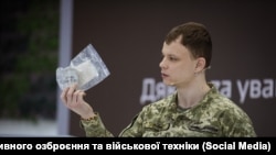 Predstavnik ukrajinskog Centra za istraživanje zarobljenog i naprednog oružja i vojne opreme, Andrij Rudik, drži dio ruske granate RG-Vo.