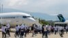 Deportovani migranti pokušavaju se ponovo ukrcati u avion na aerodromu u Port-au-Princeu, Haiti (21. septembar 2021.)