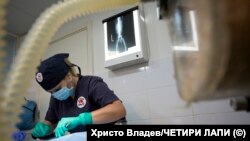 Д-р Иванова по време на операция