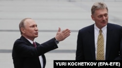 Ruski predsednik Vladimir Putin i njegov portparol Dmitrij Peskov