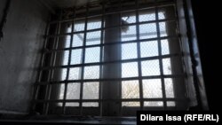 Окно в казахстанской тюрьме. Иллюстративное фото. 