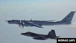 Un avion de recunoaștere maritimă rusesc Tu-142, în dreapta sus, este interceptat în apropierea coastei Alaskăi, 9 martie 2020