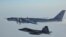 Un avion de recunoaștere maritimă rusesc Tu-142, în dreapta sus, este interceptat în apropierea coastei Alaskăi, 9 martie 2020