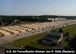 დროებითი საცხოვრებლები რამშტაინის სამხედრო ბაზაზე.