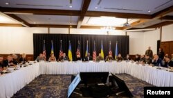 Ministrul german al apărării, Boris Pistorius, președintele ucrainean Volodimir Zelenski și secretarul american al apărării, Lloyd Austin, la o conferință de presă de la reuniunea Grupului de contact al apărării din Ucraina la baza aeriană Ramstein, Germania, 9 ianuarie 2025. 