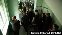 ამომრჩევლების რიგი ერთ-ერთ საარჩევნო უბანთან - 2024 წლის საპარლამენტო არჩევნები