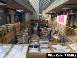 Unul dintre magazinele deținute de imigranții chinezi din Belgrad, Serbia.
