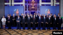 Ministri NATO-a poziraju za grupnu fotografiju, Varšava, 8. juli 2016.