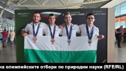 Боян Ценов, Мартин Замфиров, Стоян Добрев и Димитър Оронов на летището в София след Международната олимпиада по биология, 27 юли 2025 г.