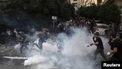 Protest pristalica ekstremističke "Nove zore" ispred suda gde je u toku proces čelnicima ove organizacije
