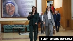 Vlora Çitaku, djathtas.