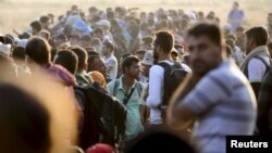 Илјадници мигранти чекаат за влез во Македонија