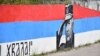 Ratko Mladić, koga su veličale dve studentkinje, osuđen je pred Haškim tribunalom na doživotni zatvor zbog genocida i zločina protiv čovečnosti. Mural Mladiću u Foči, Bosna i Hercegovina, juli 2021.