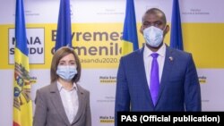 Președinta Moldovei, Maia Sandu, și Dereck Hogan, ambasadorul Statelor Unite