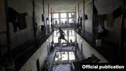 Како посебна проблематика, Хелсиншкиот комитет го издвојува прашањето на правата на притворениците .
