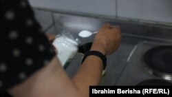 Gratë e Shtëpisë për Integrim në Ferizaj duke bërë kafe.