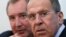 Ministrul de externe rus Serghei Lavrov (dreapta) și fostul viceprim-ministru rus Dmitri Rogozin 