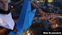 «Mustang Wanted» на розфарбованій зірці висотки в Москві, фото з його фейсбуку