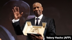 Актьорът Дензъл Уошингтън с почетната награда "Златна палма" на кинофестивала в Кан