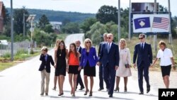 Presidenti amerikan, Joe Biden, në gusht të vitit 2016, bashkë me gruan e tij dhe anëtarë tjerë të familjes, duke ecur në rrugën Ferizaj-Gjilan që mban emrin e djalit të tij të ndjerë Beau Biden. 