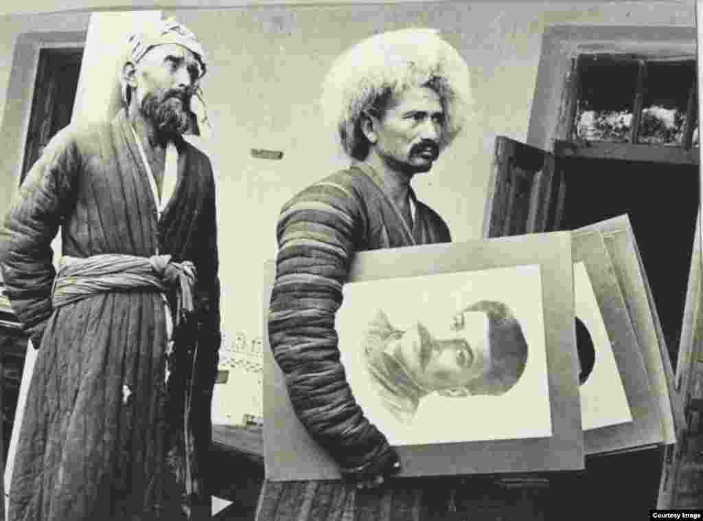 Узбекистанци држат портрети на Сталин.Советите активно го потиснуваа исламот во Узбекистанската ССР, обидувајќи се да ја заменат религиозната вера со политичка ревност.