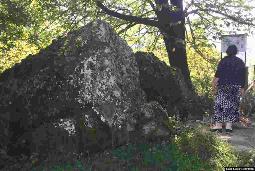Dva velika stećka visoka su oko tri metra, a nalaze se u naselju Gostilj kod Srebrenice.