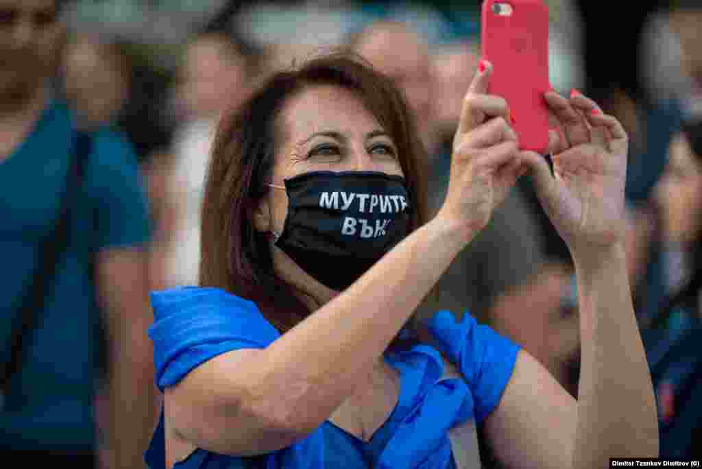 Недоволните използват и маските вместо плакати с лозунги.