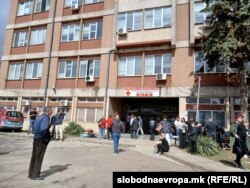 Граѓани пред болницата во Кочани