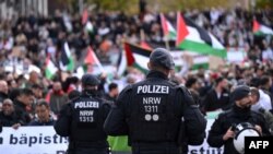 Polițiști scrutează mulțimea la „Marșul pentru Palestina” ținut pe 28 octombrie în orașul Dortmund, din vestul Germaniei. ( Foto: Ina FASSBENDER / AFP)