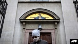 Vernik izlazi iz crkve, Beograd, 22. mart